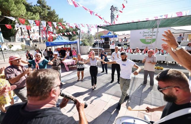 Çeşme’nin yerel değerleri Ovacık’ta buluştu: Kavun ve Sakız Koyunu yarıştı