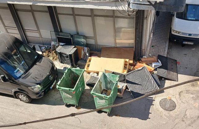 Karabağlar'da sokağa atılan eşyalar çevre sakinlerini bezdirdi: Mahalleli yetkililere seslendi
