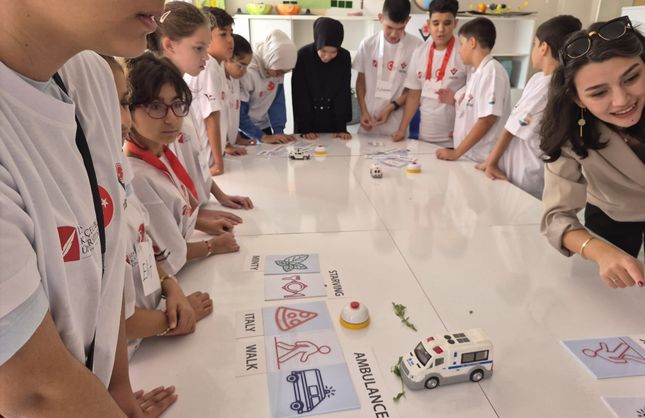 İKÇÜ’den görme engelli öğrenciler için anlamlı proje: İngilizceyi dokunarak ve duyarak öğreniyorlar