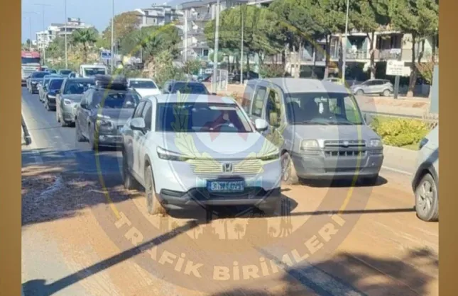 Seferihisar yolunda trafik yoğunluğu: Araç kuyruğu 1 kilometreye ulaştı