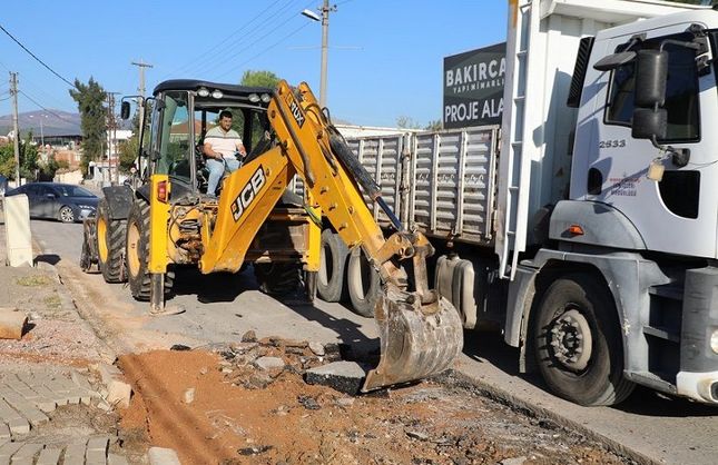 Menderes’te asfalt seferberliği: Bozuk yollar onarılıyor