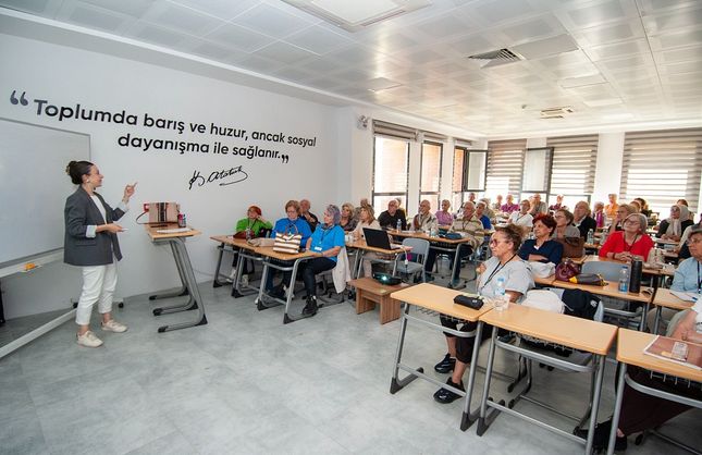 Karşıyaka 3. Yaş Üniversitesi’nde yeni dönem başladı: 60 öğrenci ders başı yaptı