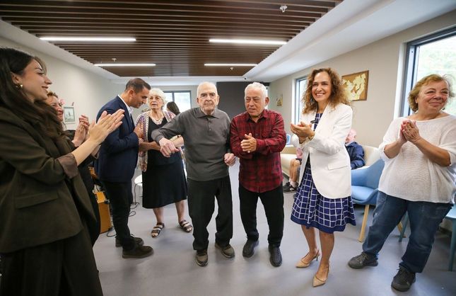 Karşıyaka’da Dünya Yaşlılar Günü buluşması: Alzheimer hastalarıyla neşeli kutlama