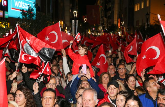 Karşıyaka’da Cumhuriyet coşkusu sokaklara taştı: Binlerce kişi fener alayında buluştu