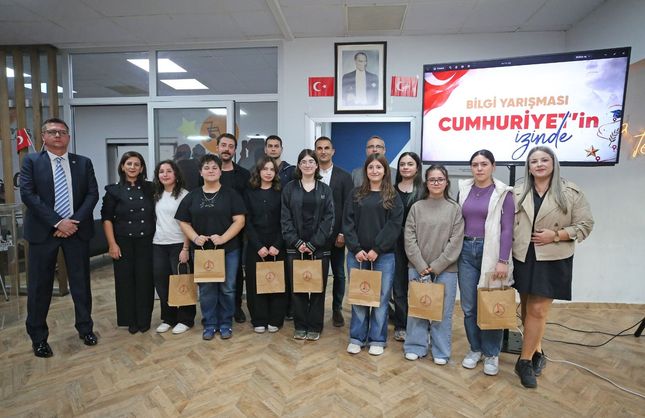 Karşıyaka’da gençler Cumhuriyet bilgisi için yarıştı