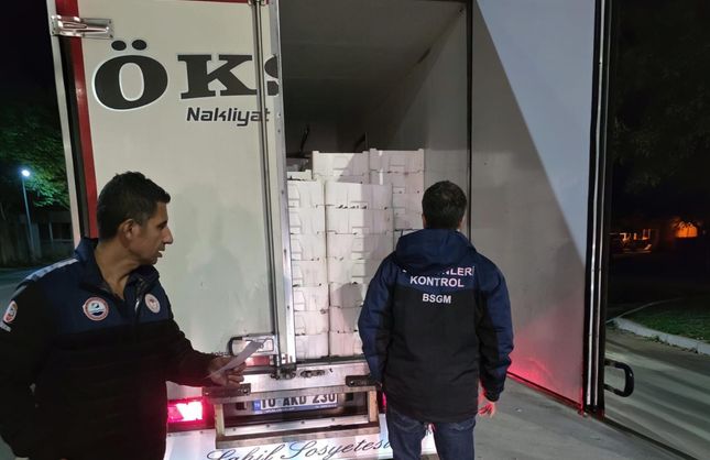 İzmir Buca Balık Hali’nde gece denetimi: 45 kilo su ürününe el konuldu