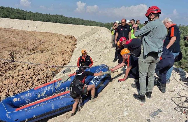 Buca’da çamur havuzuna düşen köpek kurtarıldı