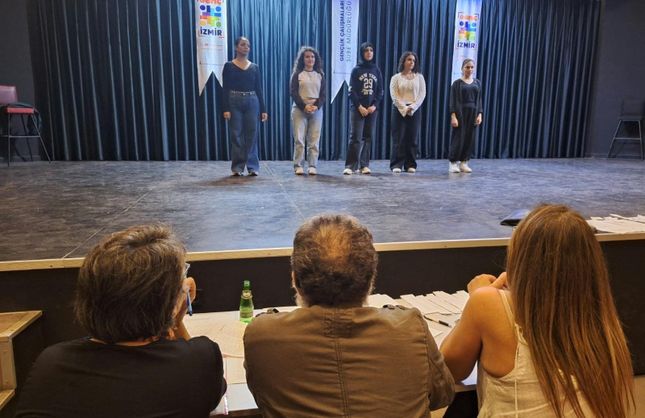 Genç İzmir Tiyatro Topluluğu seçmelerine yoğun ilgi