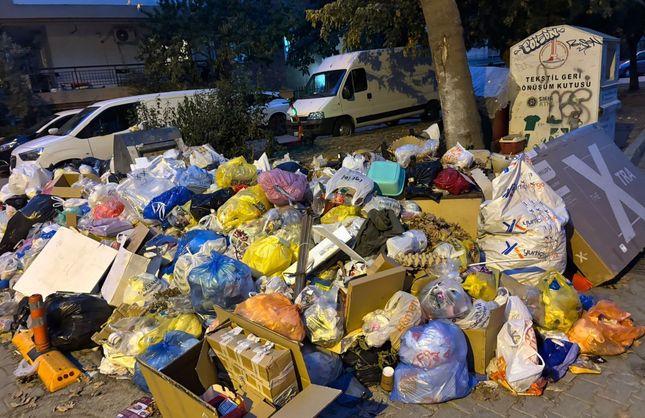 Karşıyaka sokaklarında bir haftalık çöp birikimi: Mahalleli çözüm bekliyor