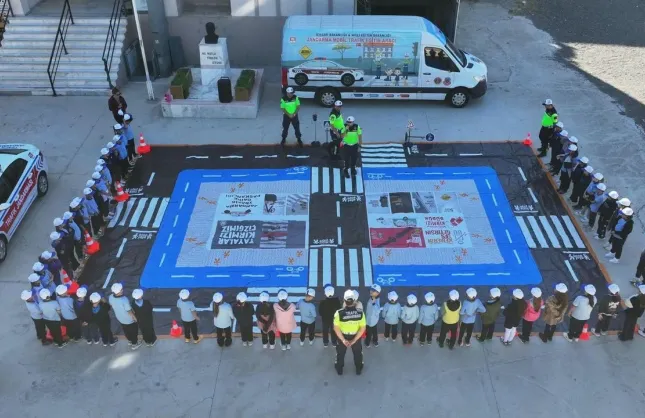 Aliağa'da jandarmadan minik öğrencilere trafik eğitimi