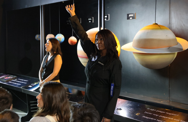 Astronot Aisha Bowe, Çiğli'de geleceğin uzay bilimcileriyle buluştu