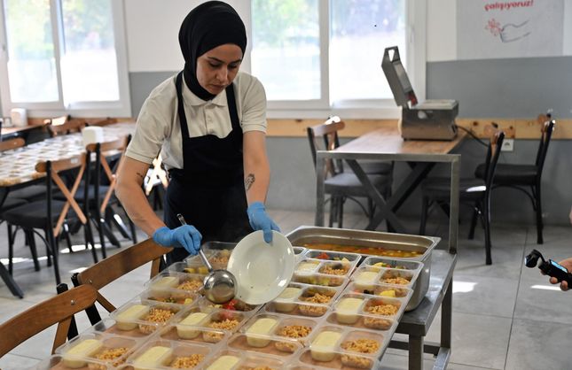 Bornova’da 70 haneye her gün ücretsiz sıcak yemek desteği