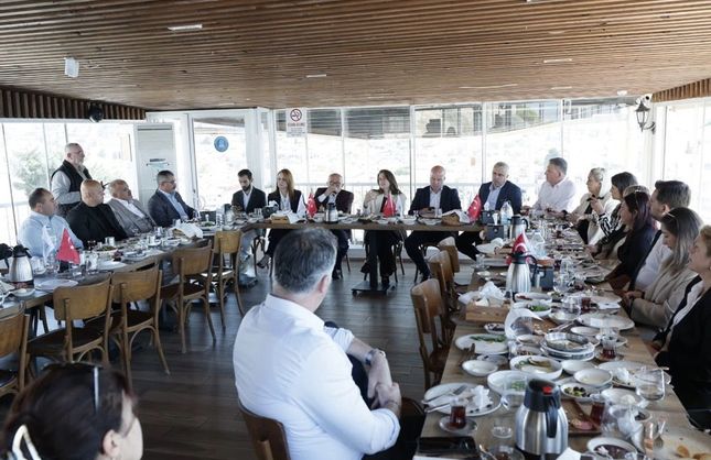Çeşme’de Muhtarlar Günü buluşması: Başkan Denizli’den iş birliği mesajı