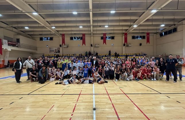 Bergama’da Cumhuriyet Kupası basketbol turnuvası tamamlandı