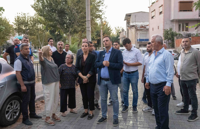 Bornova’da Rafetpaşa Mahallesi köşe bucak temizlendi! Konteynerler yıkandı, boyandı