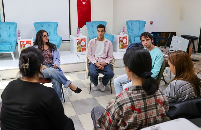 Buca’da gençler İngilizce Konuşma Kulübü ile pratik yapıyor