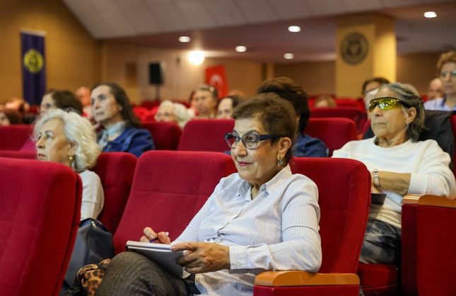 Buca'nın 3. Yaş Üniversitesi'nde ilk ders zili çaldı