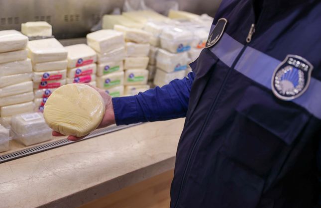 Buca’da şarküteride 109,5 kilo tarihi geçmiş ürün ele geçirildi