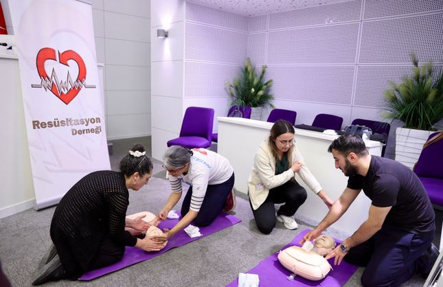 Buca Belediyesi personeline hayat kurtaran kalp masajı ve şok cihazı eğitimi