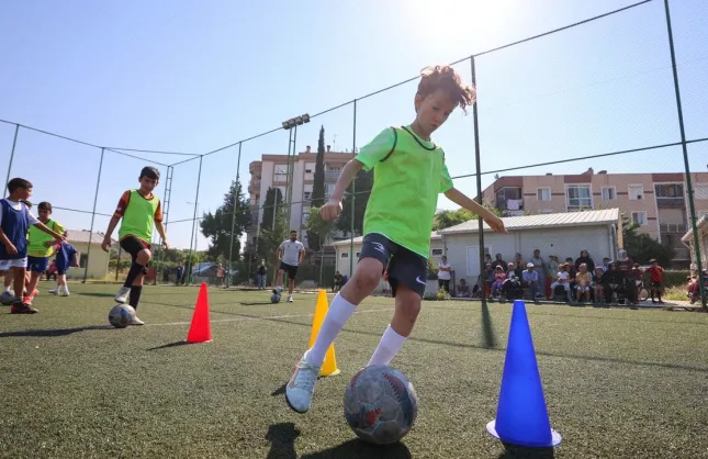 Buca’da ücretsiz futbol kurslarına çocuklardan yoğun ilgi