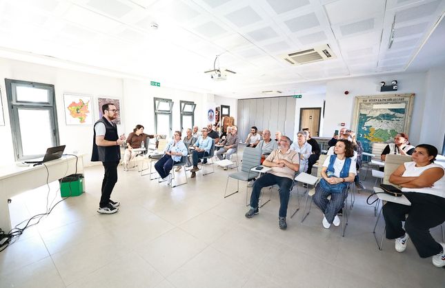 Efes Selçuk’ta zeytin üreticilerine budama ve hastalıklarla mücadele eğitimi