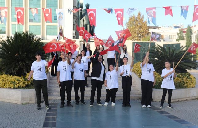 Efes Selçuk'ta engel tanımayan gençlerden Cumhuriyet coşkusu