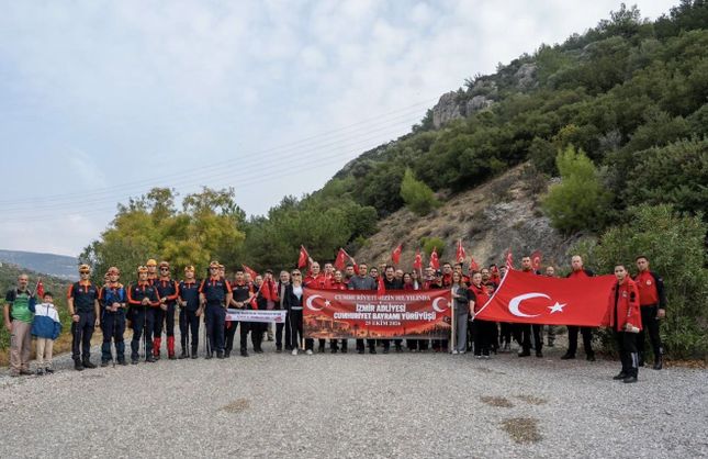 İzmir’de Cumhuriyet’in 103. yılı için Homeros Vadisi’nde yürüyüş düzenlendi