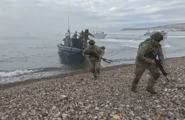 İzmir’de komandolardan deniz hücum harekatı eğitimi