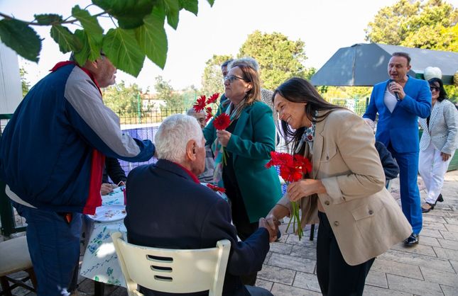 Güzelbahçe’de Yaşlılar Günü’nde huzurevi ziyareti