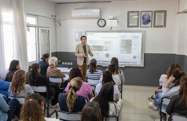 Bornova’da BELGEM öğretmenlerine temel afet bilinci eğitimi