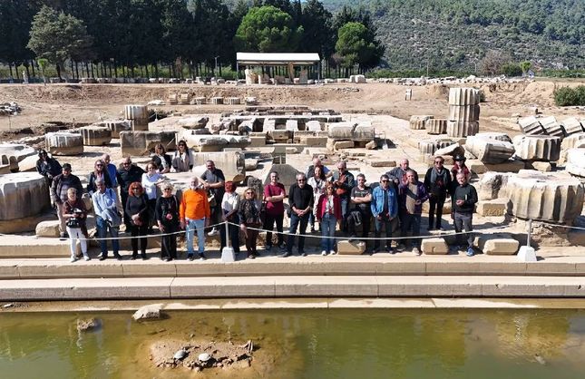 İzmirli edebiyatçılar Homeros’un izinde Klaros Antik Alanı’nda buluştu