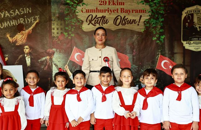 Efes Selçuk’ta çocuklardan Başkan Sengel’e 29 Ekim sürprizi