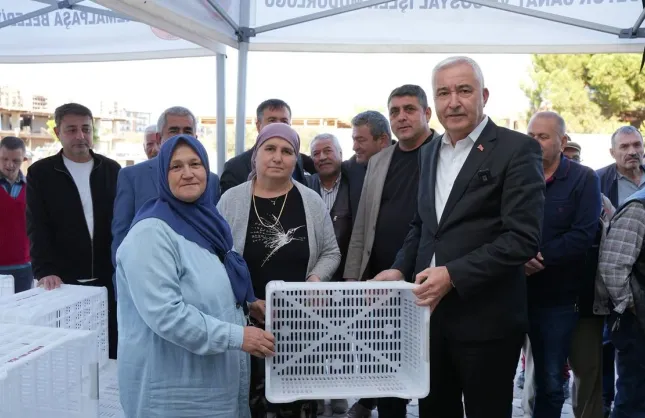 Kemalpaşa Belediyesi’nden tarıma destek: 4 bin kasa dağıtıldı