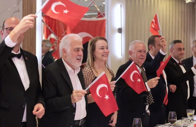 Konak'ta Cumhuriyet coşkusu çocuklar için dayanışmaya dönüştü