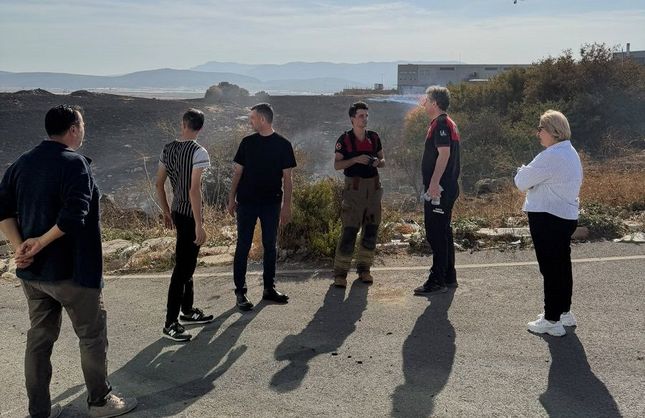 Menderes Başkan Vekili Asuman Şen’den pazar mesaisi: Yangın alanını inceledi, vatandaşları dinledi