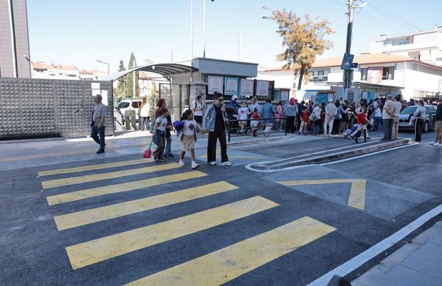 Konak’ta 5 okulun bulunduğu sokak yenilendi