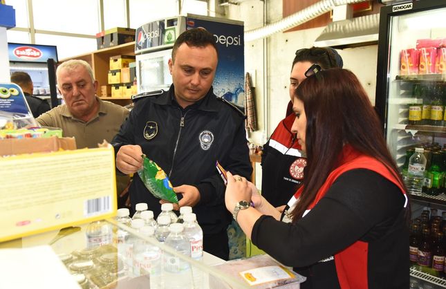 Menemen’de okul kantinlerine sıkı denetim: Yasaklı ürünler kontrol edildi
