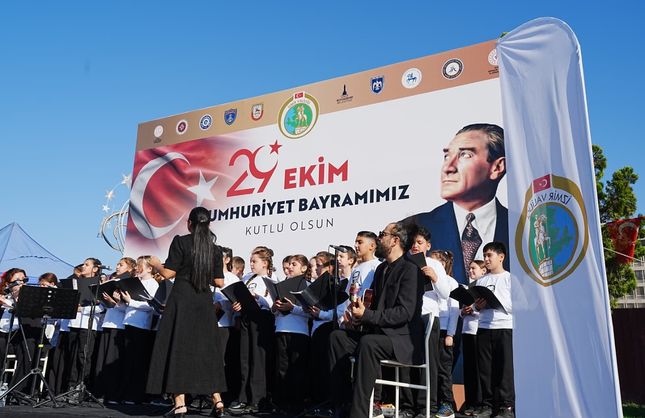 Karşıyakalı öğrencilerden Cumhuriyet Bayramı’na renk katan gösteriler