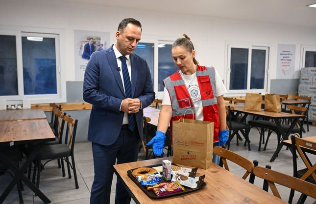 Bornova'da öğrencilere beslenme desteği: Başkan Eşki kumanyaları kendi eliyle dağıttı