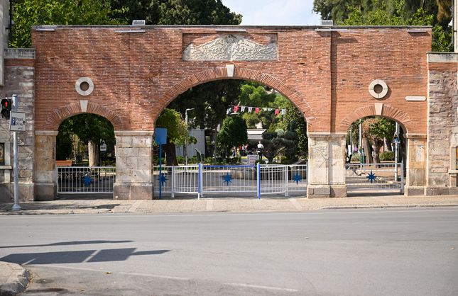 Bornova’da parklara motosiklet girişini engelleyen bariyer dönemi