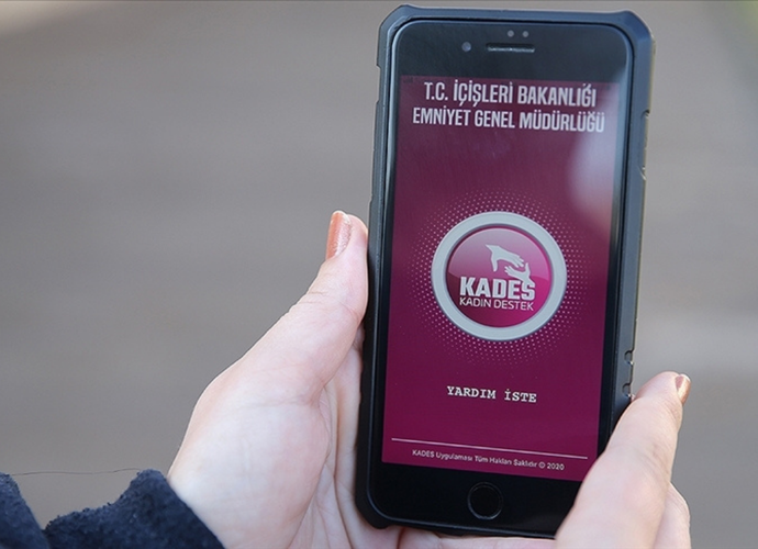 Kadına yönelik şiddete karşı teknoloji destekli önlem: KADES 9,5 milyon indirme barajını aştı