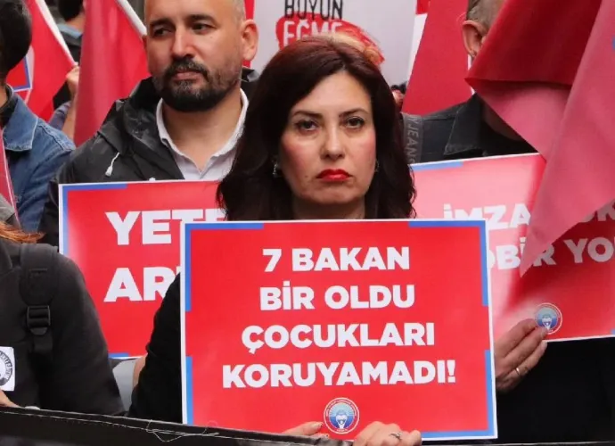 Eğitim-İş'ten Turgutlu'daki saldırı sonrası eylem: 7 bakana istifa çağrısı yapıldı