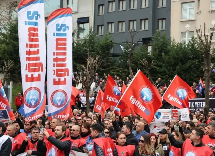 Turgutlu'daki okul saldırısına Eğitim-İş'ten tepki: Kokart takıp, siyah giyinecekler!