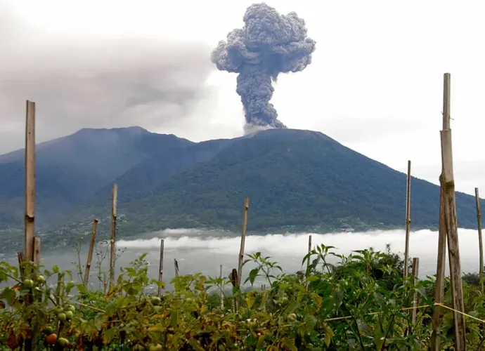 Endonezya’da Anak Krakatau alarmı: 1558 uçuş iptal, 170 bin yolcu mahsur