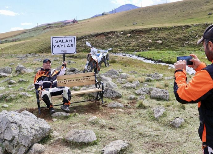 Salah’ın ziyaret ettiği yaylada dikkat çeken olay! Tabela ve bank çalındı