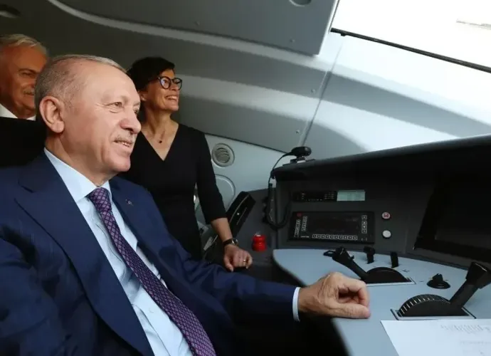 Erdoğan hızlı trenin test sürüşünde vatman koltuğuna oturdu