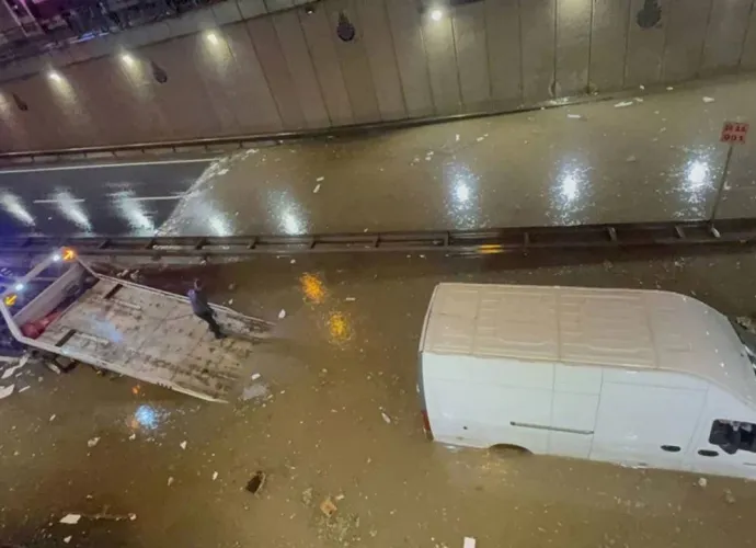 İstanbul’daki sel felaketinde can kaybı 5’e yükseldi! Kayıp 2 kişi aranıyor