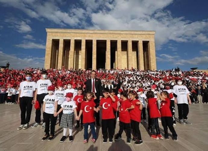 LÖSEV’den Anıtkabir’de geleneksel buluşma: Yaklaşık 100 bin kişi bir araya geldi