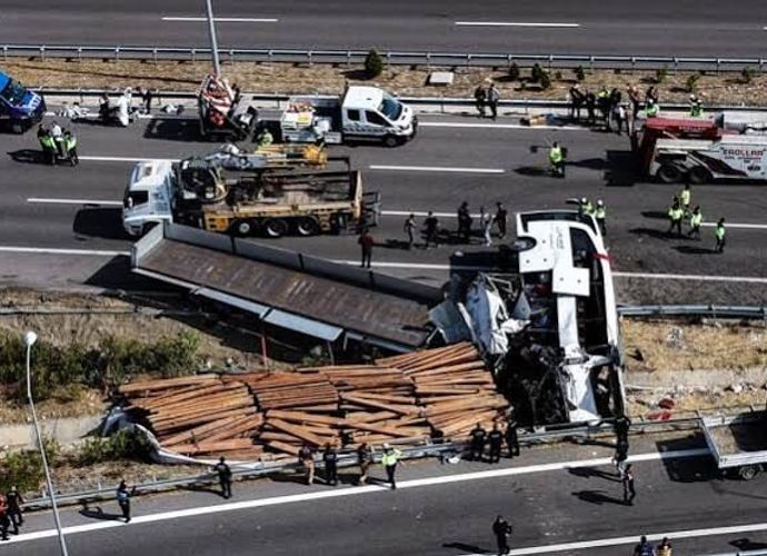 Manisa'daki kazayla ilgili tur otobüsü otoyolda geri manevra yaptı iddiası!