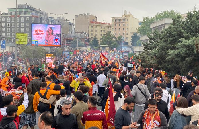 Galatasaray taraftarı Yenikapı'ya akın etti